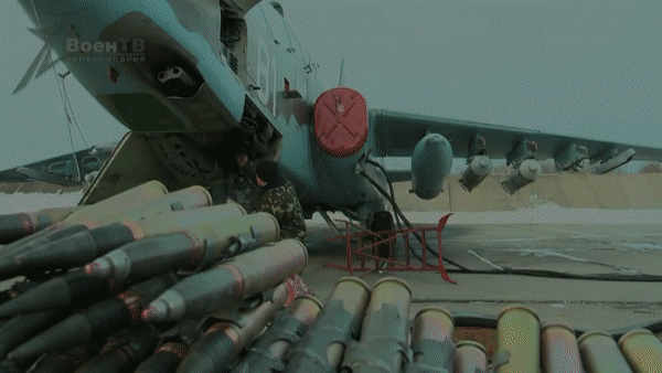 Su-25 có vỏ giáp dày bọc quanh buồng lái (sử dụng những tấm titanium dày 10-24mm gia cường) nên có khả năng chống được hầu hết các loại pháo phòng không như đạn bắn thẳng cỡ 12,7mm và đạn phòng không nổ phá mảnh 30mm.