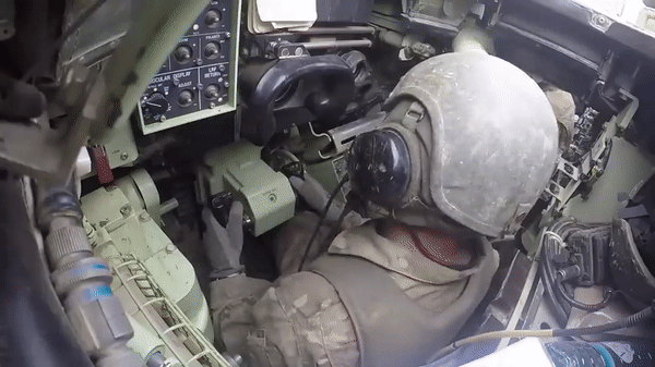 Với sự kết hợp với hệ thống chỉ thị và điều khiển mục tiêu hiện đại, xe chiến đấu bộ binh M2 Bradley có thể tiêu diệt mục tiêu ở khoáng cách 5 km.