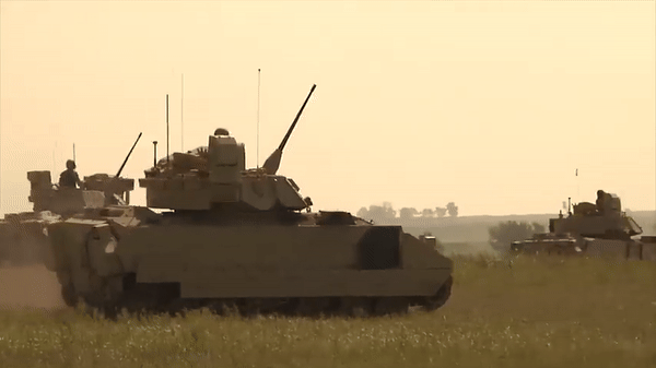 Forbes nhận định, xe chiến đấu bộ binh M2 Bradley do Mỹ sản xuất có thể là phương tiện bọc thép hiệu quả nhất trong xung đột tại Đông Âu.