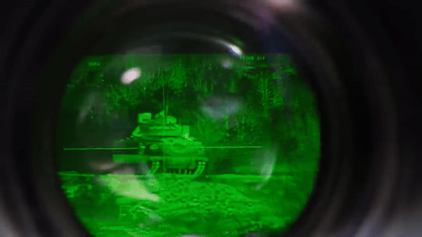 Tất cả các xe M2 Bradley đều có khả năng lội nước. Các mẫu xe đầu tiên được trang bị một tấm cản nước, được kíp lái lắp đặt trước khi lội nước.