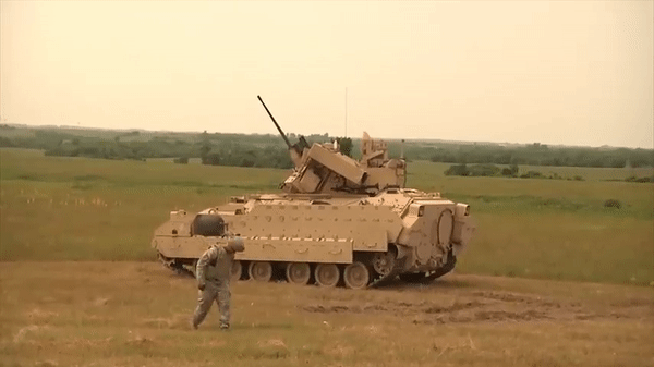 Xe M2 Bradley có kíp xe ba người: chỉ huy, pháo thủ và lái xe.