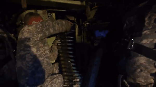 Thiết giáp M2 Bradley còn được trang bị hai thùng phóng lựu khói M257, tổng cộng chứa 8 quả đạn.