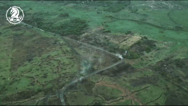 Video sau đó được Bộ Quốc phòng Ukraine chia sẻ lại. "Pháo 25mm M242 Bushmaster lại một lần nữa chứng tỏ được sự hiệu quả", cơ quan này nhấn mạnh.