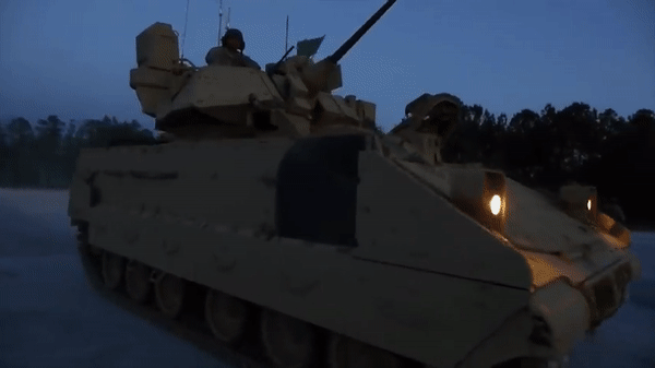 M2 Bradley được trang bị pháo chính M242 cỡ nòng 25mm, súng máy đồng trục M240C 7,62 mm.