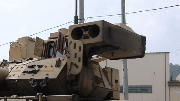 Các mẫu M2 Bradley sau này được trang bị một phao bơm hơi ở phía trước và hai bên sườn xe.