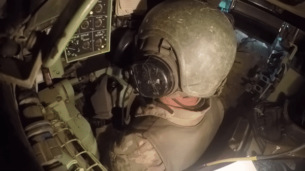 Cụ thể, thiết giáp này có thể bảo vệ bộ binh Ukraine khỏi mìn, tên lửa và pháo binh cũng như tấn công bằng pháo tự động 25mm nguy hiểm.