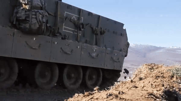 Ngoài ra, các biến thể M2A2/A3/A4 Bradley đã được lắp thêm giáp thụ động hoặc giáp phản ứng nổ (ERA).