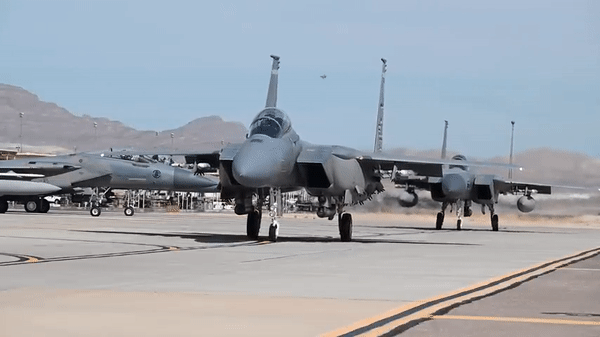 Phiên bản F-15EX Eagle II ra đời đánh dấu bước ngoặt đối với dòng chiến đấu cơ huyền thoại F-15 biệt danh "Đại bàng bất bại" của Mỹ.