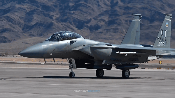 Không giống như F-35, F-15EX không hy sinh tải trọng để có khả năng tàng hình. Khả năng mang vác vũ khí của dòng chiến đấu cơ này cực kỳ đáng nể khi lên tới gần 14 tấn.