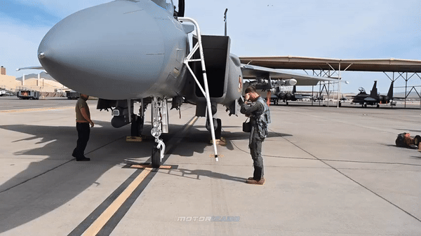 Mặc dù F-15EX không có khả năng tàng hình để xâm nhập trực tiếp vào không phận đối phương, nhưng nó lại có thể phóng vũ khí tầm xa.