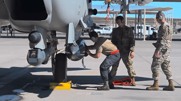 Hãng Boeing tuyên bố F-15 EX có thể "bắn từ khoảng cách xa hơn nhiều so với bất kỳ máy bay chiến đấu nào khác trong không quân Mỹ". Mặc dù không tàng hình như F-35, nhưng nhờ ứng dụng các công nghệ mới nên tiết diện rada của F-15EX nhỏ hơn rất nhiều so với máy bay tiền nhiệm.