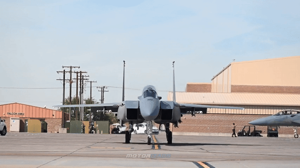 F-22 Raptor được phát triển để thay thế F-15, nhưng chi phí cao đã dẫn đến việc hủy bỏ sớm sau khi sản xuất chưa đến 200 chiếc. Điều này dẫn tới việc Mỹ tiếp tục phát triển và sản xuất mới dòng F-15EX.