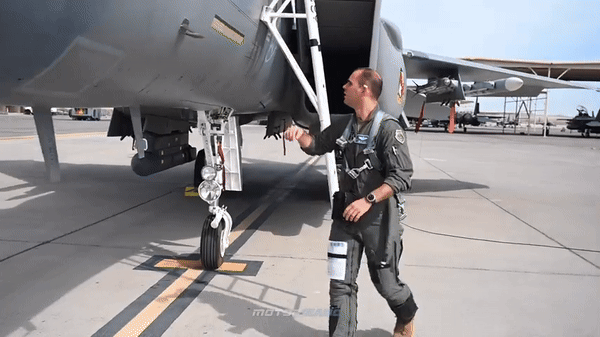 F-15EX có thể sử dụng cùng thiết bị mặt đất, nhà chứa máy bay, buồng lái mô phỏng và các thiết bị hỗ trợ khác của các dòng F-15 cũ hơn.