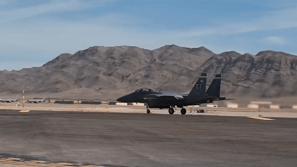  Chiến đấu cơ F-15EX Eagle II là biến thể mới nhất trong gia đình chiến đấu cơ huyền thoại F-15 Eagle, dòng máy bay này ra đời nhằm đáp ứng yêu cầu trong tác chiến hiện đại.