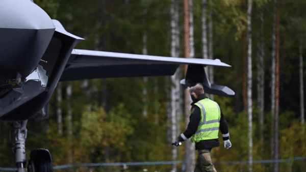 Khi tàng hình tải trọng vũ khí của F-35 chỉ vào khoảng 2.5 tấn, nhưng khi không cần tàng hình tải trọng vũ khí của chúng đạt 10 tấn, hơn mức 8 tấn trên các dòng tiêm kích hạng nặng của Nga và Trung Quốc.