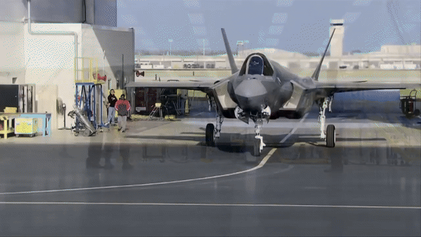 F-35 được coi là xương sống trong lực lượng máy bay chiến đấu hiện tại và tương lai của Mỹ nhờ cơ chế tàng hình tiên tiến.