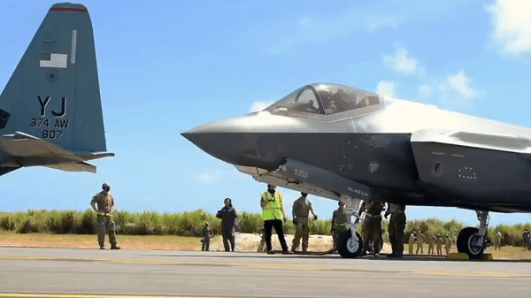 F-35B có thể cất hạ cánh thẳng đứng, trong khi F-35C là phiên bản được biên chế cho hải quân và thủy quân lục chiến Mỹ.