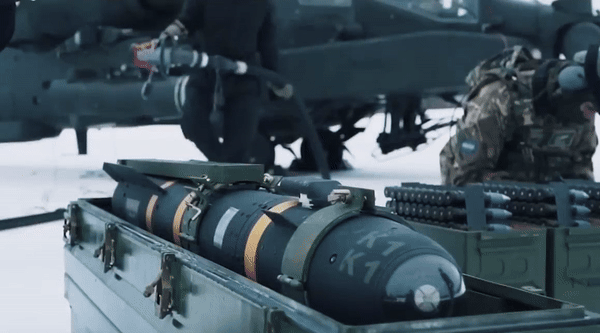 Với hơn 2.100 tên lửa AGM-114R Hellfire trong kho vũ khí, phi đội AH-64 Apache của Ai Cập hiện là một lực lượng đáng gờm. Tên lửa Hellfire AGM-114R, còn được gọi là “Romeo”, là vũ khí không đối đất tiên tiến kết hợp độ chính xác, tính linh hoạt và sức mạnh hủy diệt. Được phát triển như một phần của chương trình Hellfire II, nó thay thế các biến thể trước đó để cung cấp khả năng đa nhiệm chống lại nhiều mục tiêu khác nhau.