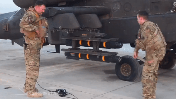 Tên lửa tương thích với nhiều nền tảng trên không, bao gồm trực thăng như AH-64 Apache, MH-60R/S Seahawk và AH-1Z Viper, cũng như các phương tiện bay không người lái (UAV) như MQ-1C Gray Eagle và MQ-9 Reaper.