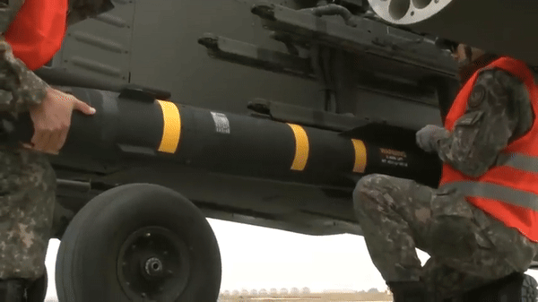 Bên cạnh đó, trong một động thái mang tính đột phá nhằm tăng cường năng lực quân sự, Ai Cập đã đạt được thỏa thuận mua 2.183 tên lửa AGM-114R Hellfire, điều này củng cố vị thế là một trong những cường quốc quân sự đáng gờm nhất ở Trung Đông. Giao dịch này, ước tính có giá trị 630 triệu đô la, không chỉ bao gồm các tên lửa AGM-114R Hellfire tiên tiến mà còn cả một gói hỗ trợ toàn diện bao gồm phụ tùng thay thế, dịch vụ sửa chữa, hỗ trợ kỹ thuật của Mỹ và hỗ trợ hậu cần tích hợp.