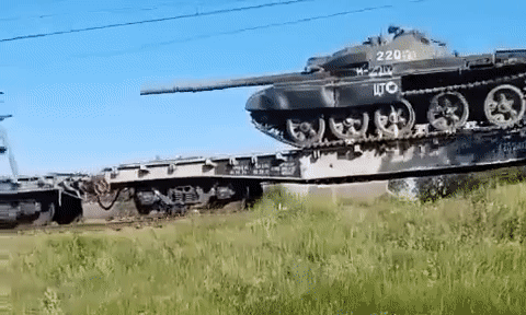 Phiên bản xe tăng T-62M cũng được lắp giáp bị động BDD và hệ thống liên lạc R-173.