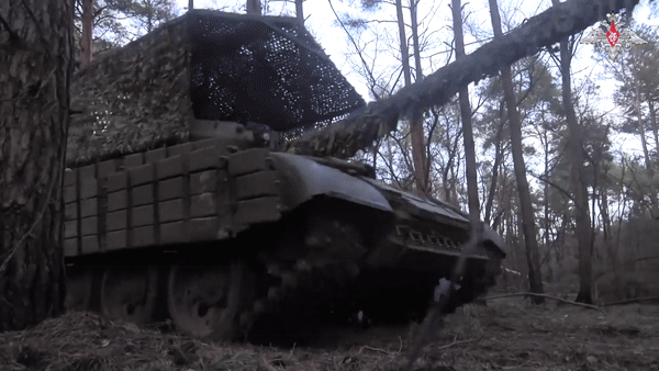 Các xe tăng T-62M cơ động đến vị trí tốt có thể khai hỏa để phá hủy phòng tuyến đối phương, sau đó nhanh chóng rút lui để tránh bị phản pháo.