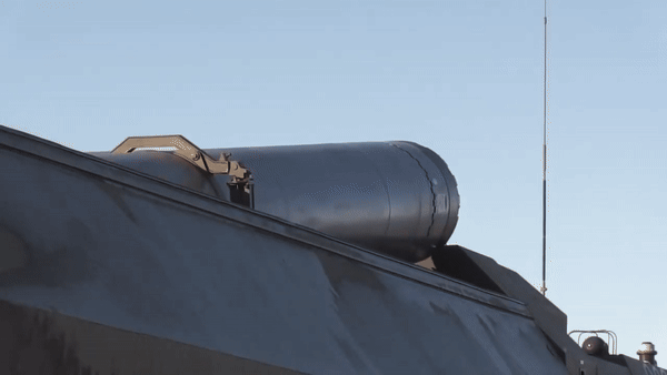 Tầm bắn của tên lửa P-800 phụ thuộc vào chế độ bay như bay quỹ đạo cao – thấp hỗn hợp cho phép đạt tầm bắn 300km; bay quỹ đạo thấp – thấp đạt tầm bắn 120km.