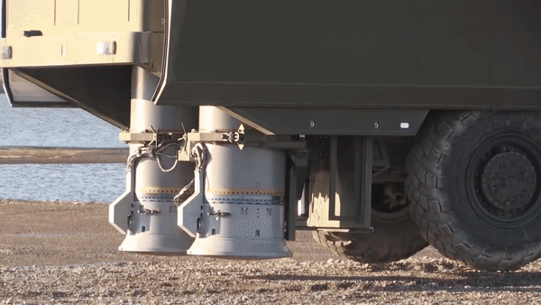 Sau khi rời bệ phóng, tên lửa P-800 sẽ bay theo chế độ dẫn đường quán tính được lập trình sẵn và khi ở giai đoạn tiếp cận mục tiêu, đầu tự dẫn radar chủ động (trên tên lửa) sẽ kích hoạt tìm kiếm, phát hiện mục tiêu ở khoảng cách 75km.