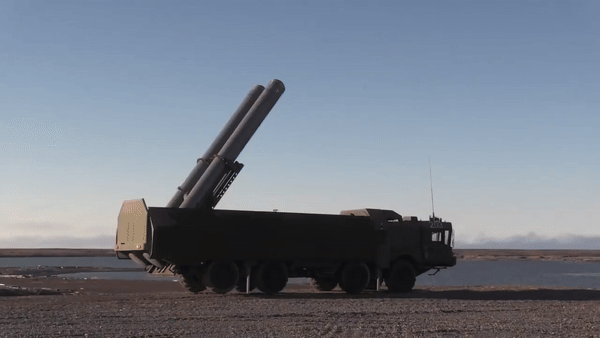 P-800 trang bị động cơ phản lực tĩnh dòng thẳng siêu âm cho phép đạt tốc độ gấp hơn 2 lần vận tốc âm thanh khiến đối phương rất khó phản ứng kịp thời và bị tiêu diệt bởi đầu đạn thuốc nổ phân mảnh nặng 200-250kg.