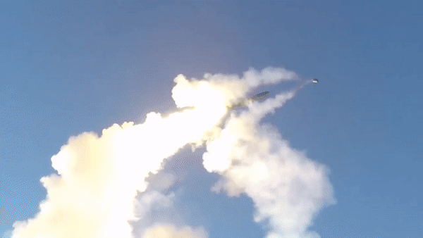 Quả đạn được thiết kế với 4 cánh điều hướng lớn ở gần phần đuôi, ở phần mũi là cửa hút không khí cho động cơ hoạt động, kiểu thiết kế này khá giống với máy bay tiêm kích phản lực thế hệ 1-2.