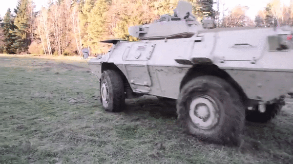 M1117 có nhiều biến thể, trong đó có loại sử dụng tháp súng có người điều khiển, trong khi một số khác lại trang bị tháp súng máy hoàn toàn tự động.