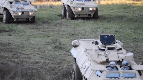 M1117 có thiết kế thân khá giống với dòng xe thiết giáp nổi tiếng của BTR-80 Liên Xô với cửa đổ quân bên hông xe, các cạnh được làm vát để làm chệch hướng đạn súng bộ binh.