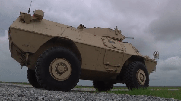 Thiết giáp M1117 có vỏ giáp chống lại được đạn cỡ 12,7mm phía đầu xe và đạn 7,62mm xung quanh xe.