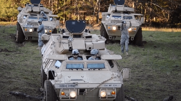 Để cơ động M1117 được trang bị khối động cơ 6CTA8.3 công suất 260 mã lực giúp xe có thể đạt vận tốc tối đa 101 km/h, dự trữ hành trình 550 km.