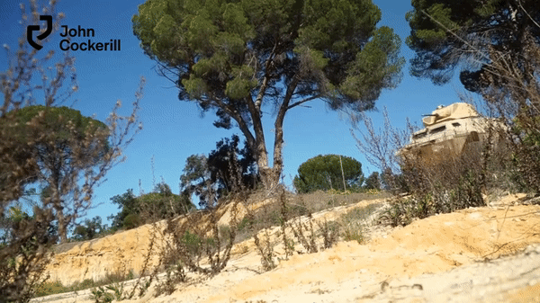 Ngoài ra xe cũng được trang bị hệ thống thông tin liên lạc tốt hơn để tác chiến trong môi trường hiện đại.