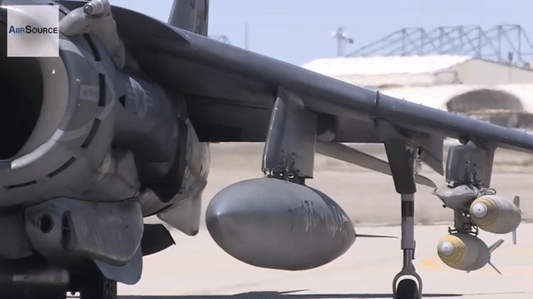 AV-8B Harrier II là tiêm kích hạm được phát triển từ Hawker Siddeley Harrier, dòng máy bay có thể cất cánh đường băng ngắn và hạ cánh thẳng đứng của Anh.