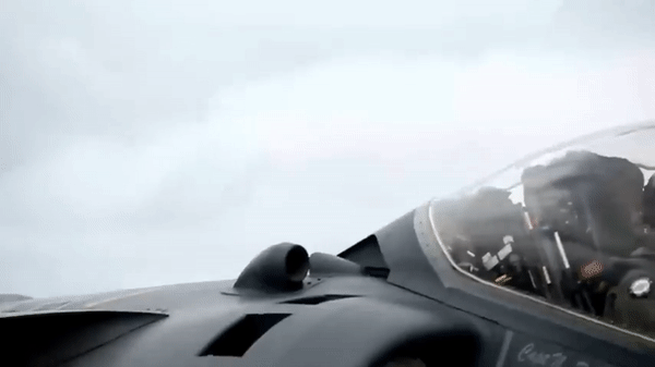 “Chúng tôi đã lấy một chiếc máy bay phản lực AV-8 Harrier II và sửa đổi nó để phòng không bằng cách trang bị tên lửa để có thể đáp trả các cuộc tấn công bằng UAV tự sát", phi công Ehrhart nói thêm.