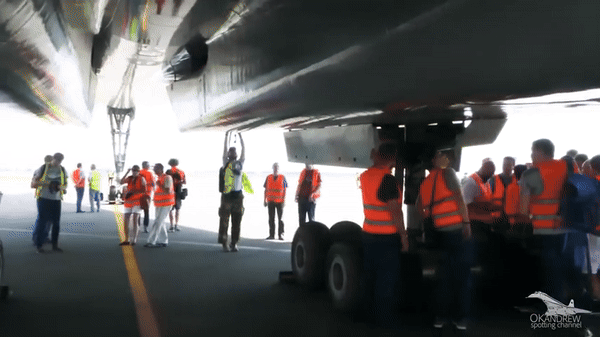 Tới ngày 1/6/1978, ban giám đốc hãng hàng không quốc gia Liên Xô Aeroflot quyết định hủy các chuyến bay chở khách của Tu-144.