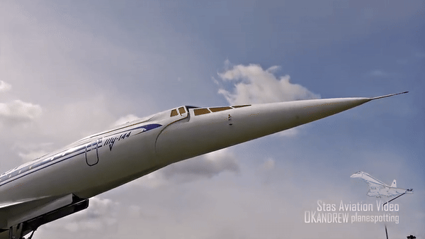 Tu-144 có chiều dài 65,5m, sải cánh 28,8m, chiều cao 10,5m.