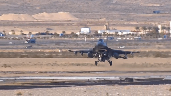 Ngay từ đầu, F-16 đã được dự định trở thành một “quái điểu" hiệu quả về chi phí, có thể thực hiện nhiều loại nhiệm vụ khác nhau và duy trì trạng thái sẵn sàng hoạt động suốt ngày đêm.