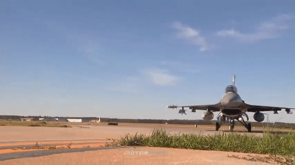 Dù F-16 là dòng chiến đấu cơ hạng nhẹ nổi tiếng do Mỹ sản xuất, tuy nhiên nhiều chuyên gia cho rằng chúng cũng không thể xoay chuyển cục diện chiến trường Đông Âu.