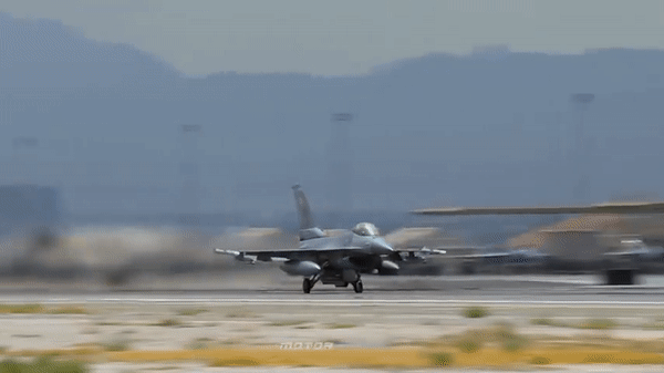 Mặc dù tên phổ biến chính thức của F-16 là “Fighting Falcon”, nó được các phi công biết đến với cái tên “Viper”, mật danh dự án của General Dynamics trong thời gian đầu phát triển.