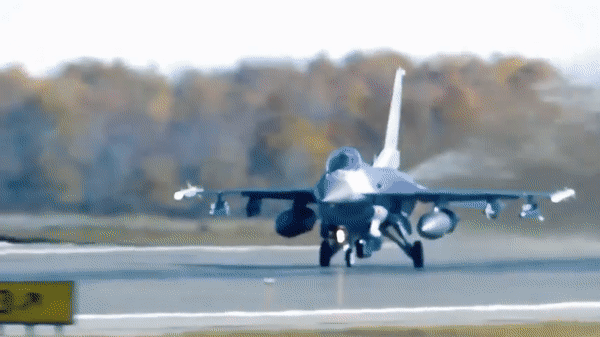 Trung bình tuổi thọ khung thân của F-16 là 8.000 giờ bay, và trải qua đại tu chúng có thể lên tới 12.000 giờ bay, trong khi đó máy bay Su-30/35 của Nga có tuổi thọ khung thân là 3.000 giờ bay và khi đại tu chúng cũng chỉ có thể bay thêm 1.000 giờ bay nữa mà thôi.