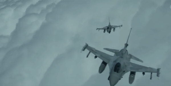 F-16 có kíp lái 1 hoặc 2 thành viên, dài 14,8m, cao 4,8m, sải cánh 9,8m, trọng lượng cất cánh 16,875 tấn, tốc độ 2.100km/h, tầm bay trên 3.200km, trần bay 15.240m.
