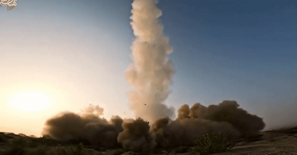 Cùng với đó, Fattah-2 được thiết kế với hình dạng khí động học đặc biệt và khi bay ở tốc độ siêu vượt âm, lớp vỏ ngoài của tên lửa liên tục bay hơi tạo ra đám mây plasma trung hòa về điện tích khiến nó vô hình trước sóng radar.