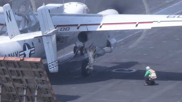 Điểm nổi bật nhất của dòng E-2 Hawkeye là đài radar tròn có đường kính 7,3 m phía trên thân, bên trong là tổ hợp radar cảnh giới AN/APS-145 và hệ thống nhận diện địch - ta (IFF) OL-483/AP.