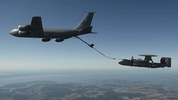 Được chiếc E-2D trên hiện thuộc biên chế tàu sân bay USS Theodore Roosevelt,được tiếp nhiên liệu từ Phi đội Chỉ huy và Kiểm soát Không quân 115 (VAW-115)