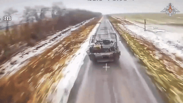 Chiếc MBT nói trên đã chịu nhiều đòn tấn công từ máy bay không người lái FPV điều khiển bằng sợi quang, nhằm vào khoang động cơ và khu vực dễ bị tổn thương bên dưới, phía trái tháp pháo, cỗ chiến xa đã bị đánh bất động.