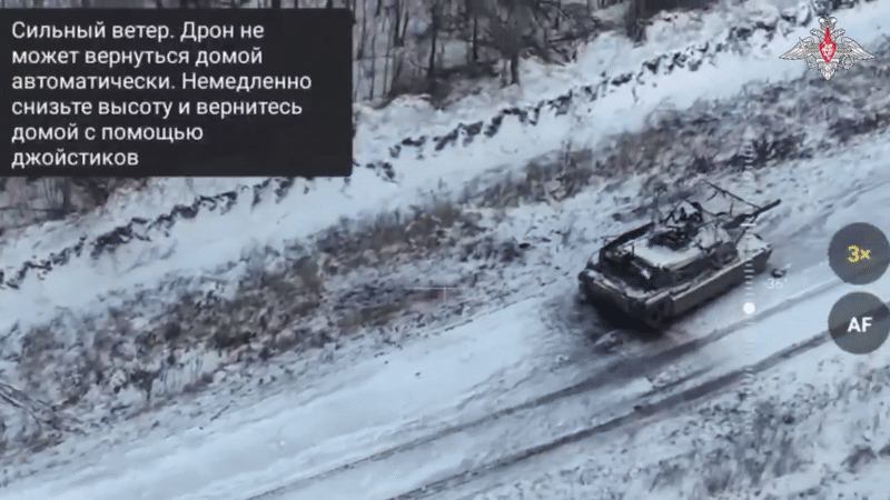 "Trên thực tế, có 4 đến 6 cú đánh vào xe tăng trong vòng 2 phút. Tôi nghĩ ít nhất 1 chiếc FPV đã bị mắc kẹt trên lưới bảo vệ, 2 chiếc nữa lao trượt mục tiêu vài phút trước đó", chỉ huy xe tăng Ukraine nói.