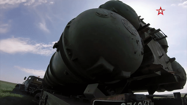 "S-300 là hệ thống phòng không hàng đầu của Nga", ông Robert Hewson, cây bút từ tạp chí quốc phòng IHS Janes, bình luận.